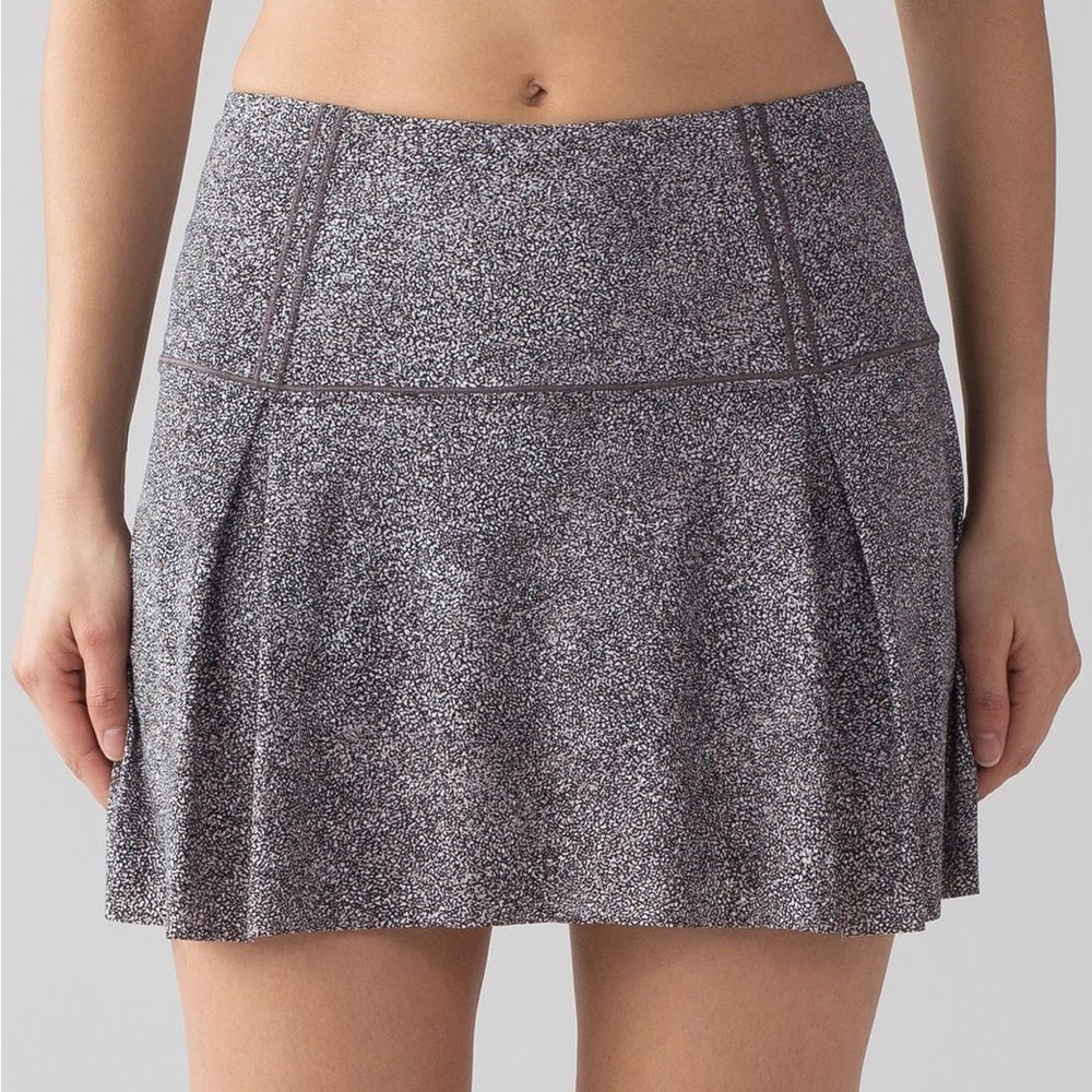 B-01‎ Lululemon Lost In Pace Skirt 8 Tall
Sea Spray Alpine White Dark Chrome